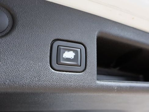 Used 2018 Chevrolet Equinox LT image 17