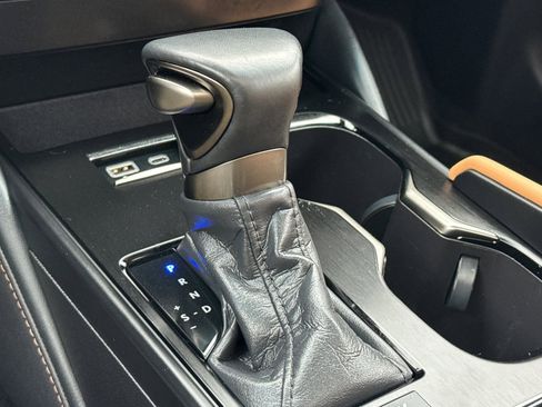 Used 2025 Lexus ES 300h w/ Premium Package image 22