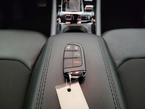 Used 2026 Jeep Compass Latitude image 43