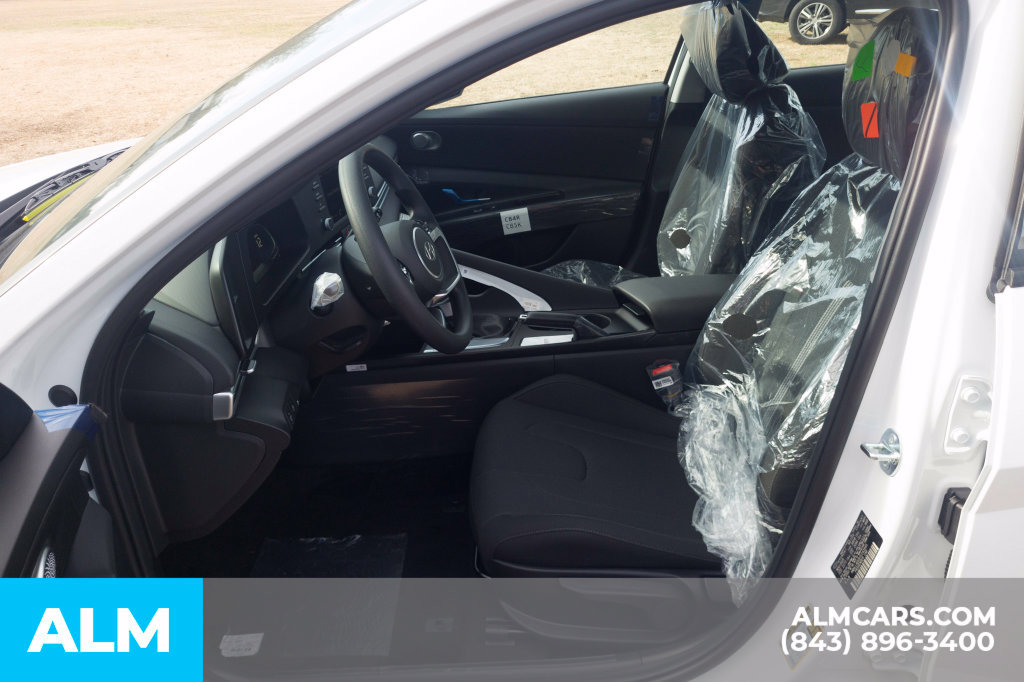 Used 2026 Hyundai Elantra SE FWD image 14