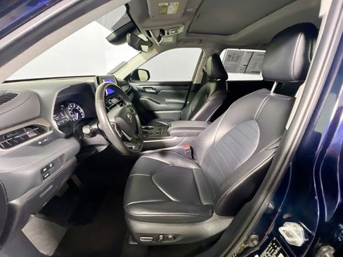 Used 2023 Toyota Highlander XLE AWD/4WD image 14