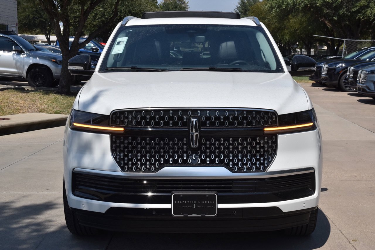 New 2027 Lincoln Navigator Reserve AWD/4WD image 2