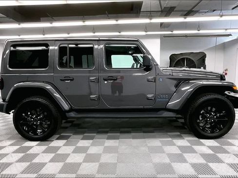 Used 2025 Jeep Wrangler Unlimited Sahara AWD/4WD image 16