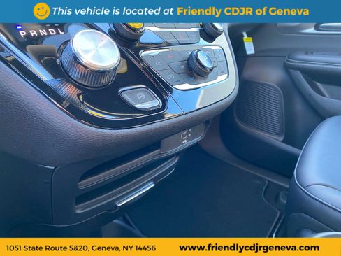 New 2026 Chrysler Pacifica Select image 21