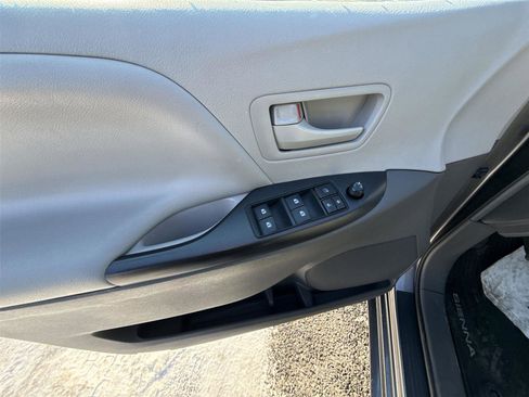 Used 2017 Toyota Sienna L image 15