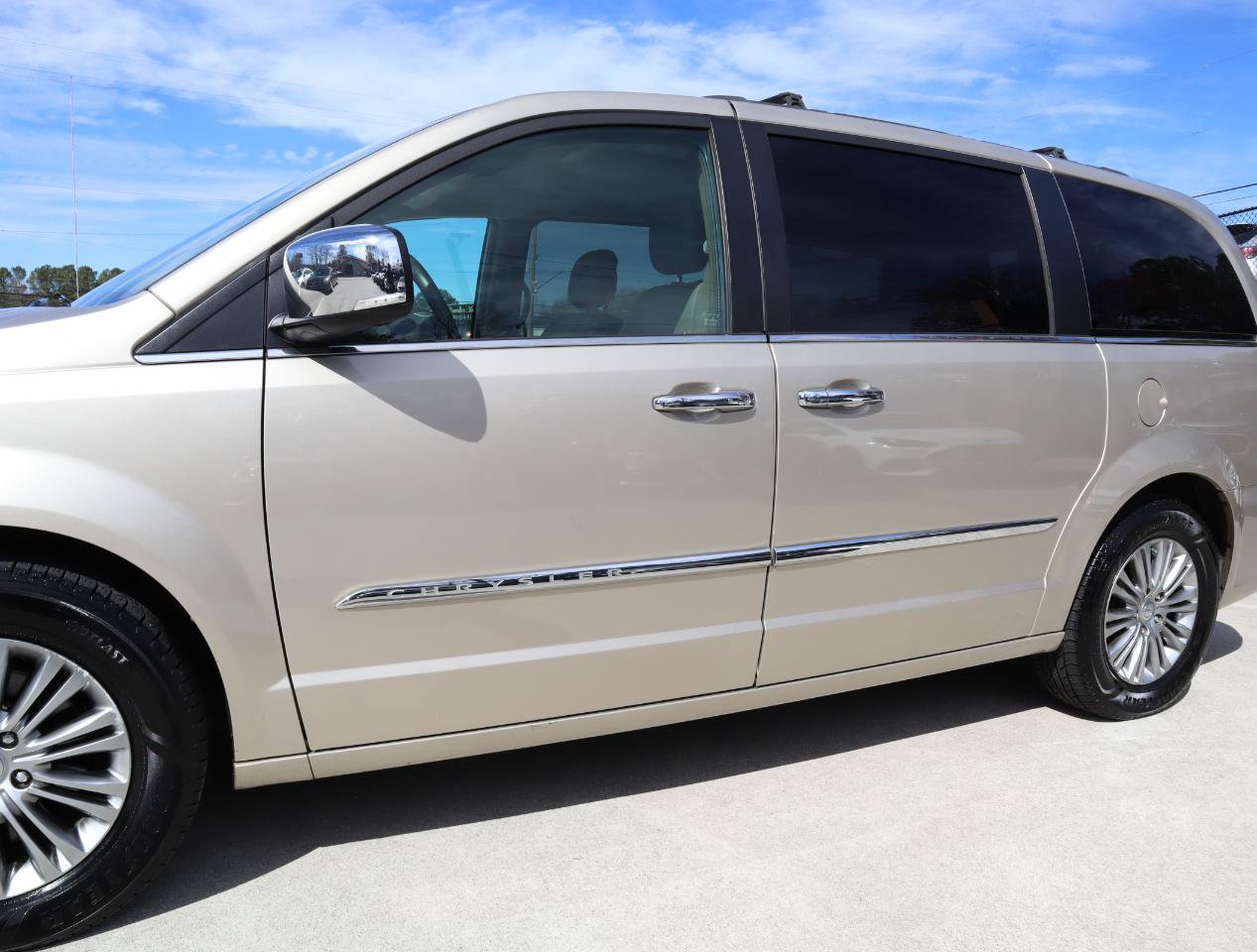 Used 2016 Chrysler Town & Country Touring-L w/ Driver Convenience Group FWD image 32