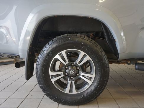 Used 2019 Toyota Tacoma TRD Sport AWD/4WD image 22
