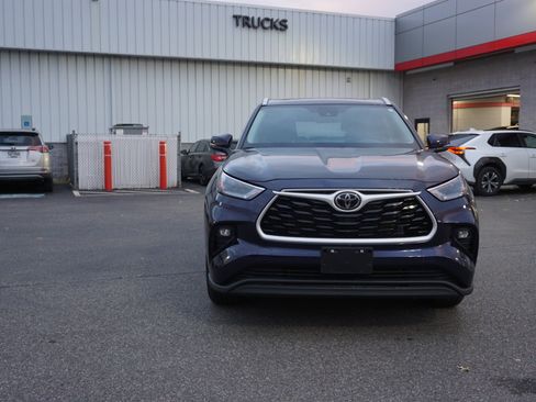 Used 2025 Toyota Highlander XLE image 2
