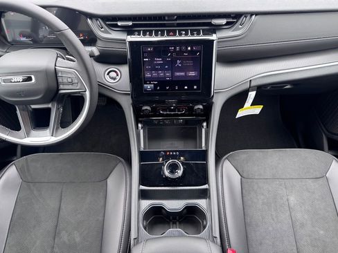 New 2025 Jeep Grand Cherokee Altitude image 11