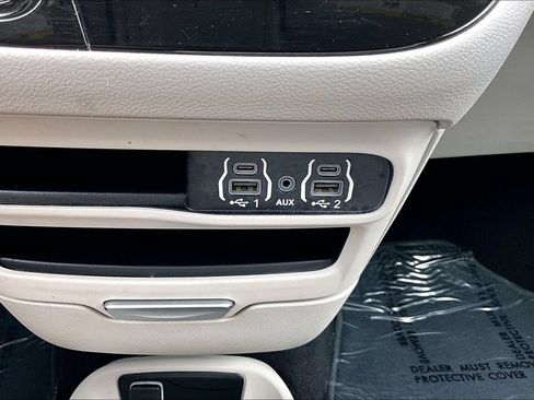 Used 2023 Chrysler Pacifica Touring-L FWD image 33