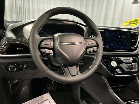 Used 2024 Chrysler Pacifica Limited w/ S Appearance Package FWD image 15