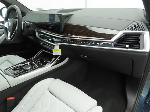 New 2026 BMW X7 xDrive40i w/ Premium Package image 17