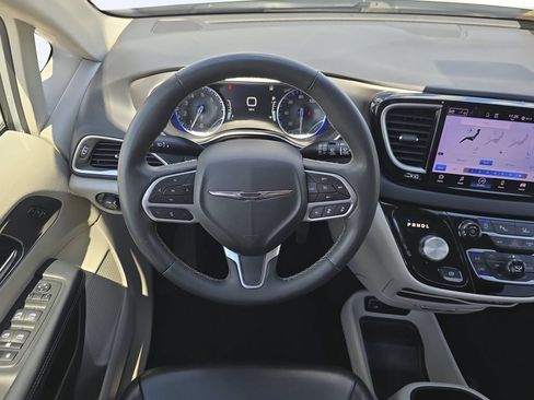 Used 2023 Chrysler Pacifica Touring-L FWD image 14
