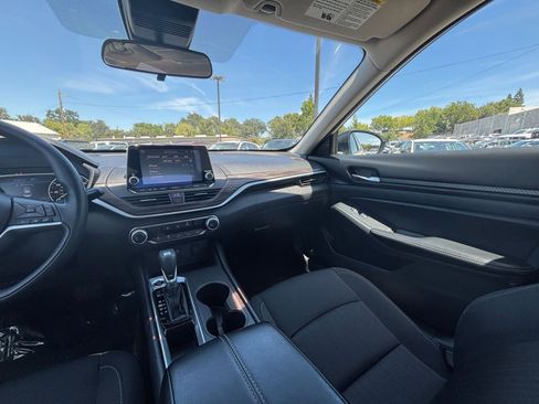 Used 2025 Nissan Altima 2.5 SV FWD image 32