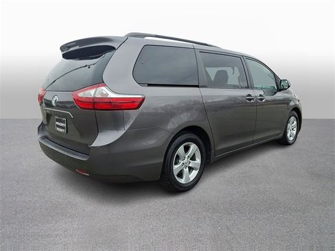 Used 2017 Toyota Sienna LE image 4