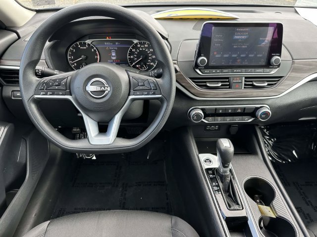 Used 2025 Nissan Altima 2.5 SV FWD image 2