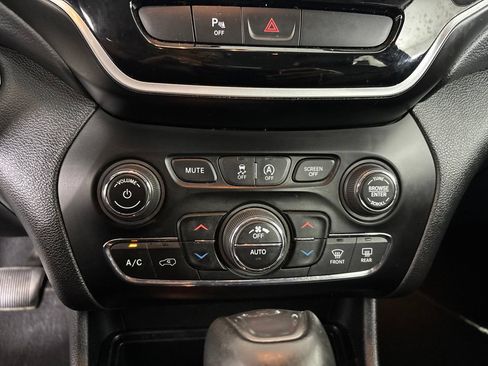 Used 2019 Jeep Cherokee Limited FWD image 18