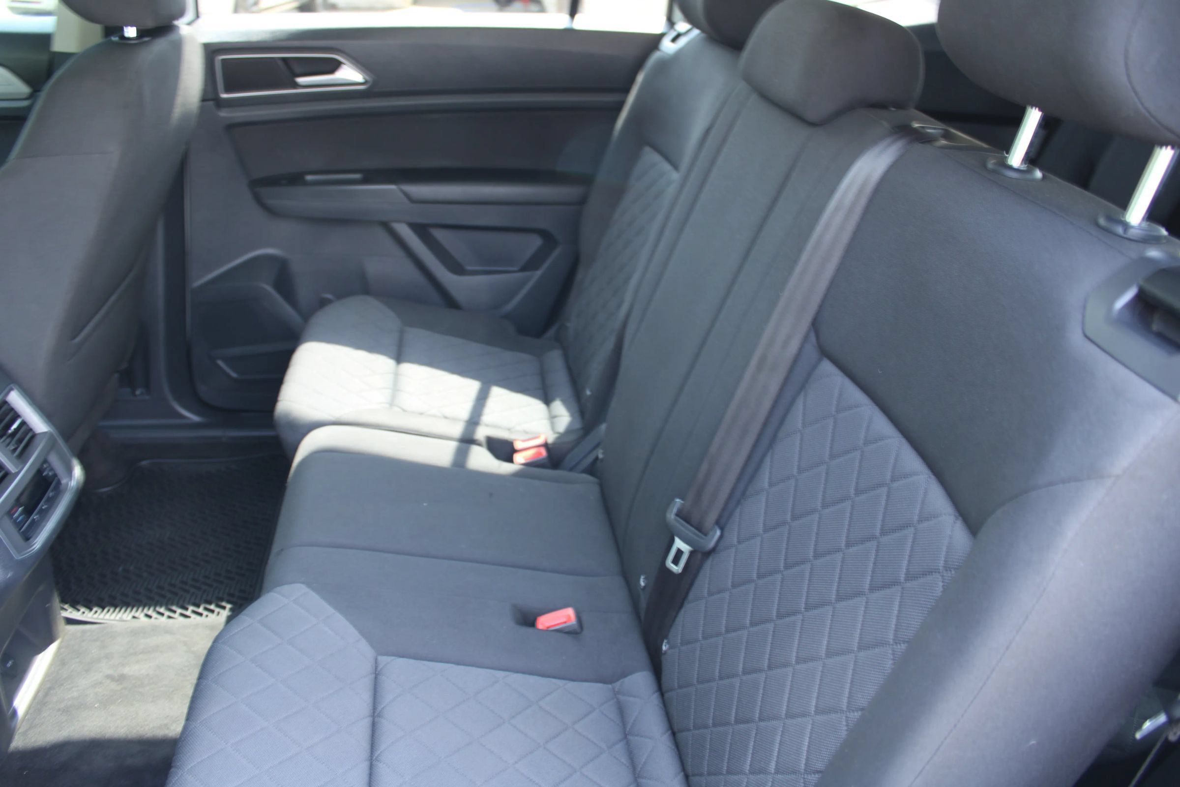 Used 2018 Volkswagen Atlas Launch Edition FWD image 19