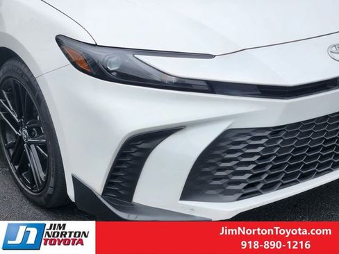 Used 2025 Toyota Camry SE FWD image 9