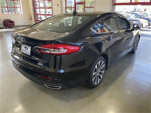 Used 2019 Ford Fusion SE image 4