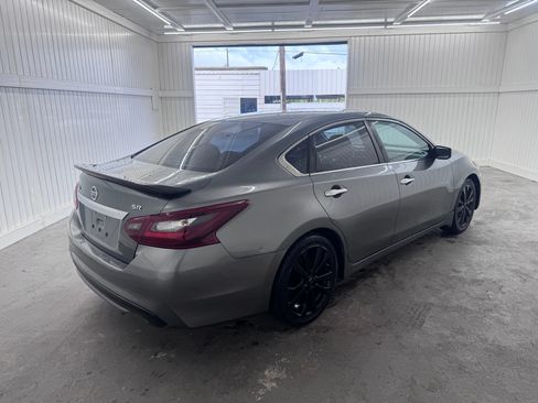 Used 2017 Nissan Altima 2.5 SR w/ Midnight Edition Package FWD image 5