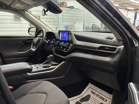 Used 2023 Toyota Highlander LE image 27