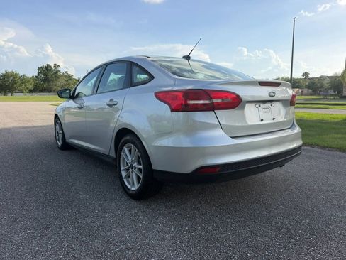 Used 2017 Ford Focus SE FWD image 4