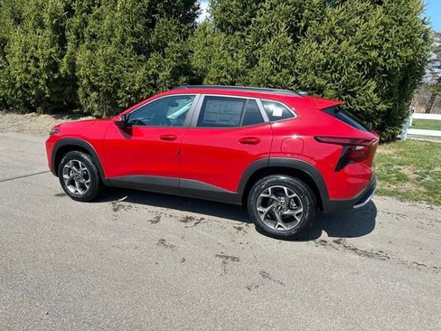New 2026 Chevrolet Trax LT w/ LT Convenience Package FWD image 2