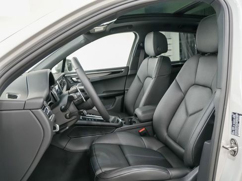 New 2026 Porsche Macan image 5