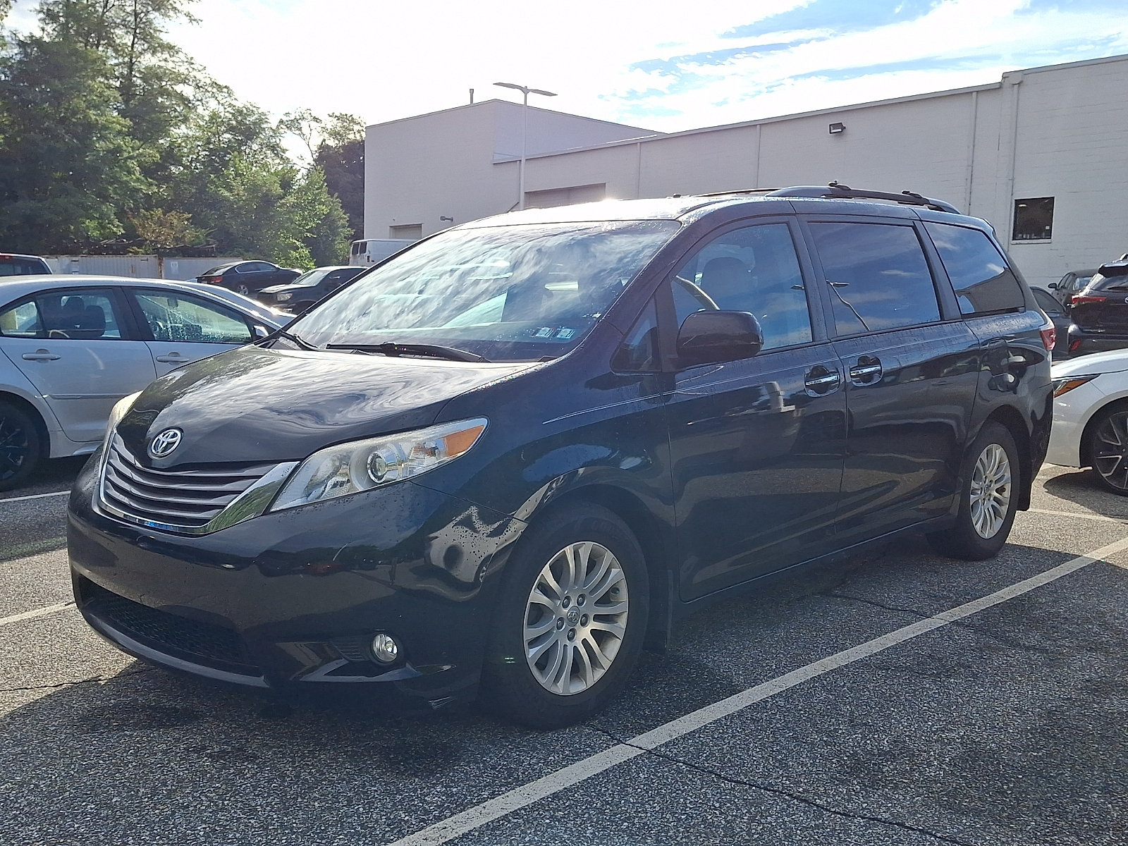 Used 2016 Toyota Sienna XLE w/ XLE Navigation Package FWD image 3