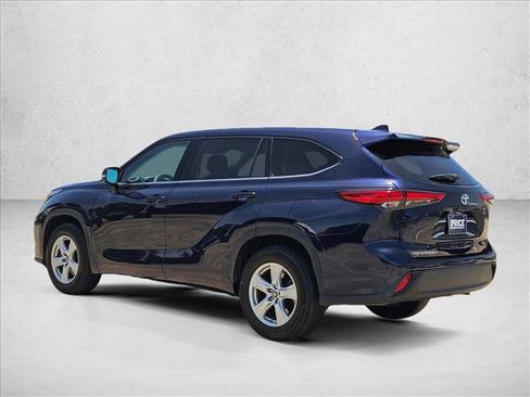 Used 2021 Toyota Highlander LE FWD image 7