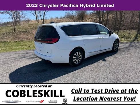 Used 2023 Chrysler Pacifica Limited FWD image 4
