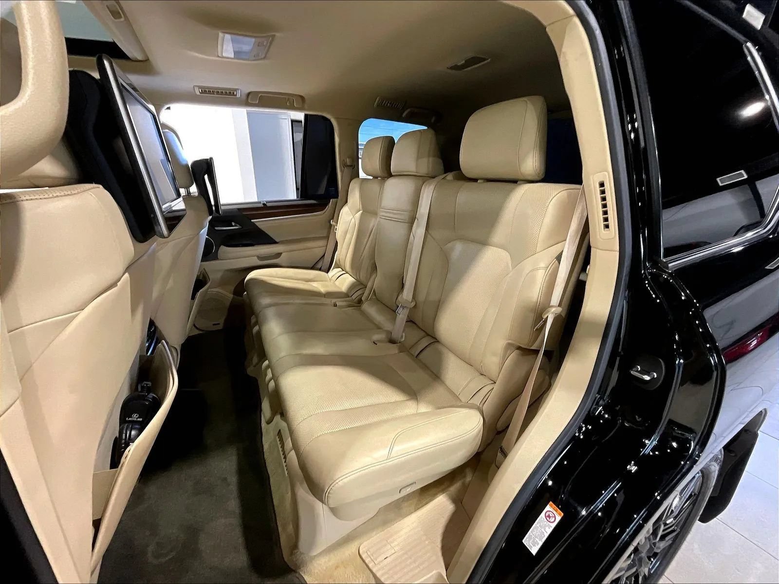 Used 2017 Lexus LX 570 4WD w/ Luxury Package image 15