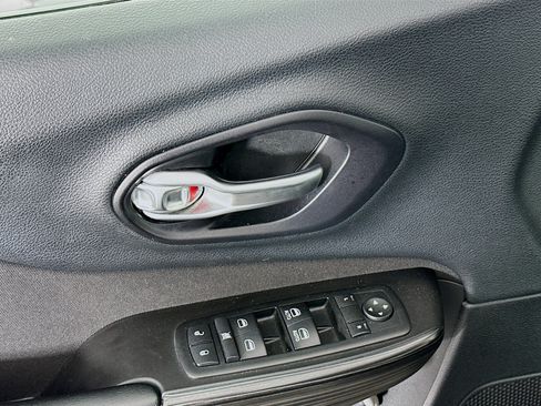 Used 2014 Jeep Cherokee Latitude w/ Cold Weather Group FWD image 15