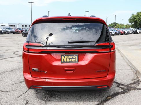 Used 2025 Chrysler Pacifica Limited FWD image 5