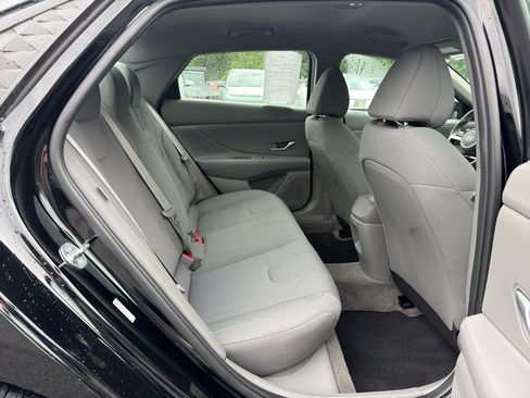 Certified 2024 Hyundai Elantra SE FWD image 21