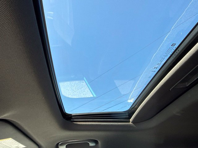 Used 2024 Chevrolet Trax RS w/ Sunroof Package FWD image 33