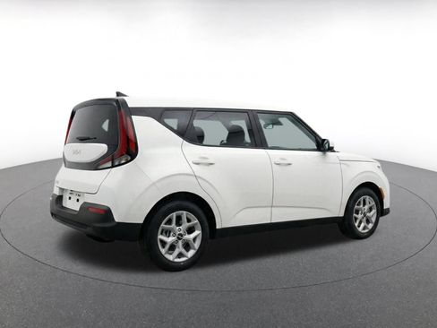 Used 2025 Kia Soul LX w/ LX Technology Package FWD image 11