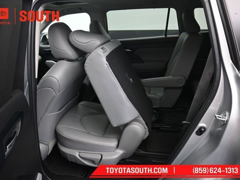 Used 2022 Toyota Highlander XLE AWD/4WD image 30