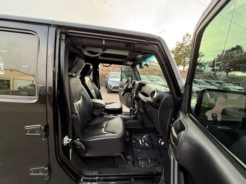 Used 2015 Jeep Wrangler Unlimited Rubicon w/ Connectivity Group image 21