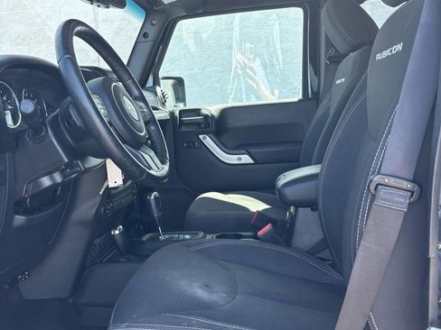 Used 2017 Jeep Wrangler Unlimited Rubicon w/ Cold Weather Group AWD/4WD image 6