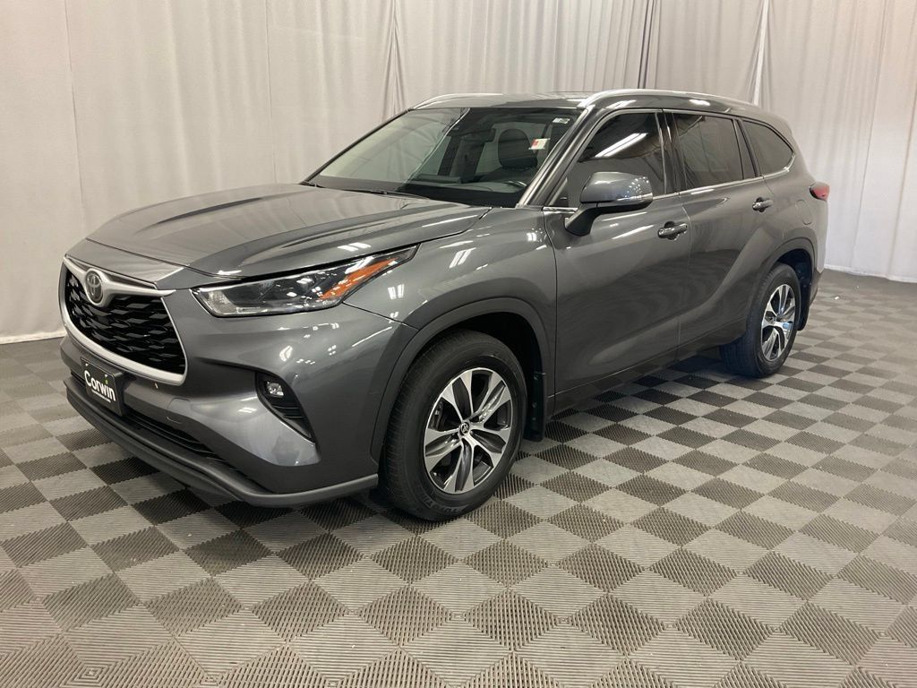 Used 2021 Toyota Highlander XLE AWD/4WD image 10