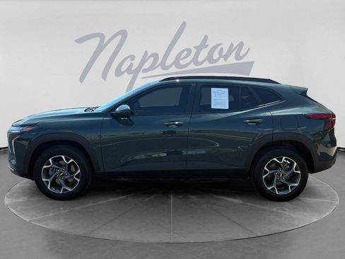 Used 2025 Chevrolet Trax LT w/ LT Convenience Package FWD image 4