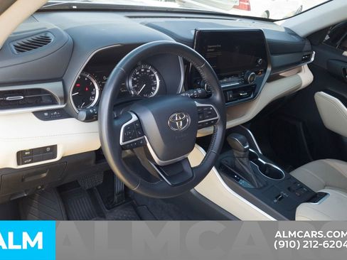 Used 2023 Toyota Highlander XLE FWD image 6