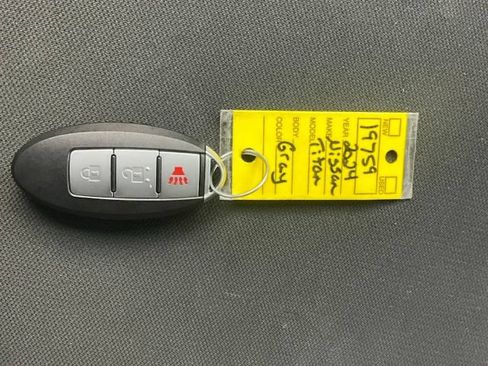 Used 2024 Nissan Titan SV AWD/4WD image 31
