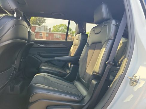 Used 2024 Jeep Grand Cherokee L Altitude AWD/4WD image 10