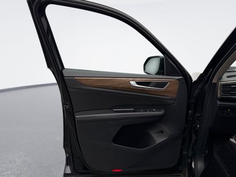 Used 2025 Volkswagen Atlas SE AWD/4WD image 9