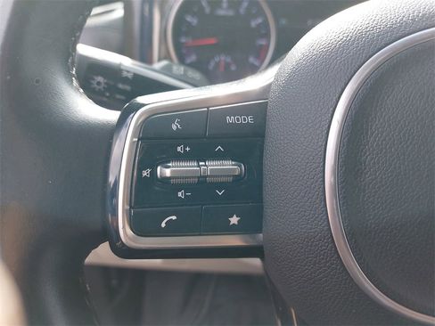 Used 2022 Kia Carnival EX image 14
