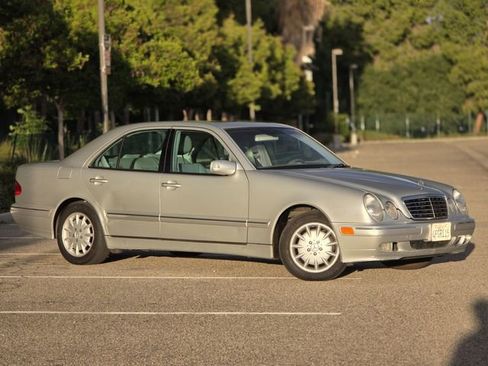 Used 2000 Mercedes-Benz E 320 Sedan image 3
