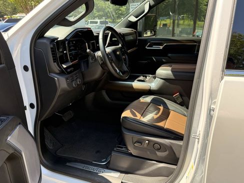 Used 2024 Chevrolet Silverado 2500 High Country w/ Technology Package AWD/4WD image 11